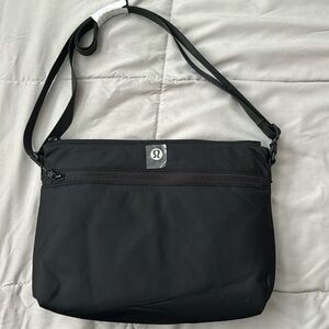 Lululemon removable pouch in black
